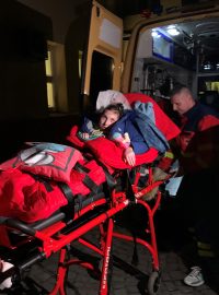 Záchranáři pomohli s převozem těžce postižené dívky z Kyjeva do Pardubic