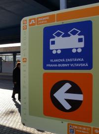 Informační panely na stanici metra Vltavská