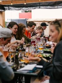 Lidé, víno, pivo, společnost, oslava, party, oběd, večeře, jídlo (ilustrační foto)