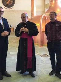 Budějovický biskup Vlastimil Kročil požehnal ve varně pivovaru Budvar speciální várce světlého ležáku