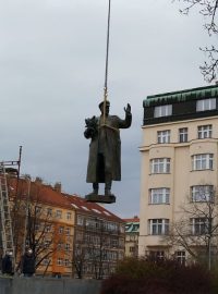 Koněvův pomník má podle rozhodnutí zastupitelstva městské části Praha 6 z loňského září nahradit památník osvobození Prahy na konci druhé světové války.