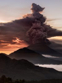 Indonéský vulkán Agung chrlí popel a studenou lávu. Jeho aktivita donutila už asi 40 tisíc lidí k evakuaci