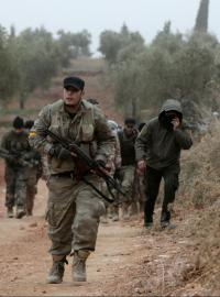 Tureckem podporovaní bojovníci Svobodné syrské armády postupují v oblasti jihovýchodně od Afrínu, 22. ledna 2018.