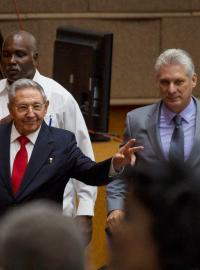 Raúl Castro a Miguel Díaz-Canel na půdě kubánského parlamentu v Havaně, 18. dubna 2018.