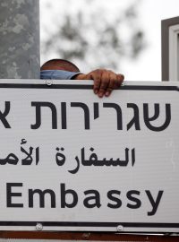 Instalace cedule navigující k ambasádě USA v Jeruzalémě