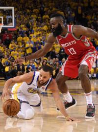Basketbalista Golden State Warriors Stephen Curry (vlevo) se snaží získat míč před rozehrávačem Houstonu Rockets Jamesem Hardenem.