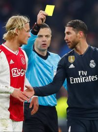 Sergio Ramos se omlouvá Kasperu Dolbergovi za faul, za který dostal vytouženou žlutou kartu