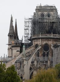 Pařížská katedrála Notre-Dame v úterý ráno