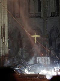 Útroby katedrály po uhašení hlavního požáru.