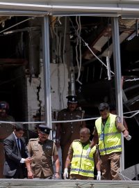Policisté prošetřují místo výbuchu u hotelu v Kolombu na Srí Lance.