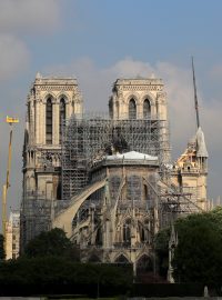 Pařížská katedrála Notre-Dame je kompletně chráněná plachtou.