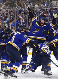 Radost hokejistů St. Louis Blues po gólu Patricka Maroona, který jím zajistil postup svého týmu do semifinále NHL