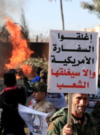 Demonstranti před budovou velvyslanectví USA v Bagdádu.
