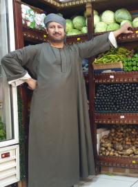 „Já když řeknu zákazníkovi, že musí zaplatit dvě libry za papírový sáček, otočí se a odejde,“ stěžuje si majitel obchodu Abú Ahmad.