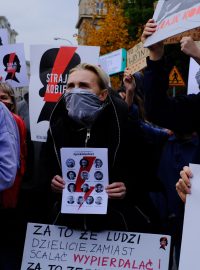 Ženy protestují ve Varšavě proti rozhodnutí ústavního soudu o nezákonnosti potratů