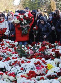 Tisíce Bělorusů se v pátek v Minsku zúčastnily pohřbu aktivisty Ramana Bandarenka, jenž zemřel minulý týden poté, co ho zbili maskovaní muži, podle opozice patrně členové bezpečnostních složek