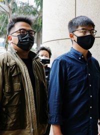 Prodemokratičtí aktivisté Joshua Wong (vpravo), Ivan Lam (uprostřed) a Agnes Chowová přijíždějí k soudu v Hongkongu