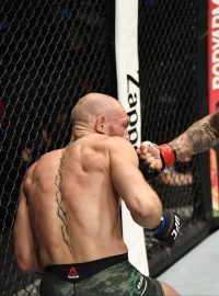 Conor McGregor se krčí pod sprškou ran, kterými ho zasypal Dustin Poirier