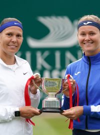 Marie Bouzková (vpravo) a Lucie Hradecká získaly na turnaji v Birminghamu první společný deblový titul