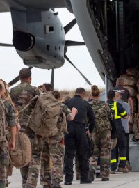 Francouzští vojáci nastupují do letadla Airbus A400M Atlas, které evakuuje francouzské pracovníky a jejich pomocné síly z Kábulu