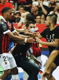 Nedělní utkání 3. kola francouzské fotbalové ligy mezi Nice a Marseille se kvůli diváckým nepokojům nedohrálo