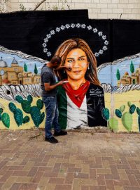 Murál v Nazaretě na počest zastřelené reportérky televize Al-Džazíra Širín abú Aklahové