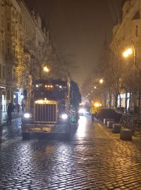 Speciální tahač přivezl vánoční strom do Prahy v noci na úterý