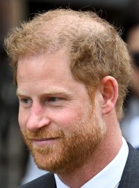Buckinghamský palác vyjádřil potěšení nad tím, že může potvrdit účast vévody ze Sussexu na korunovaci
