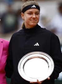 Tenistka Karolína Muchová (první zprava) grandslamový titul nezískala. Ve finále podlehla světové jedničce Światekové