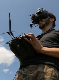 Ukrajinský voják ovládající dron