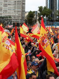 Demonstranti se účastní protestu proti plánům úřadujícího španělského premiéra Pedra Sancheze udělit amnestii katalánským separatistům