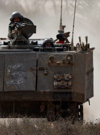 Izraelští vojáci v obrněném vozidle
