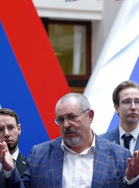 Zástupce politické strany Občanská iniciativa Boris Naděždin hovoří s novináři poté, co mu Ústřední volební komise zakázala kandidovat v ruských prezidentských volbách v roce 2024