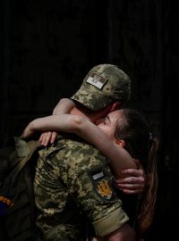 Ukrajinský voják při odjezdu na frontu v Kramatorsku