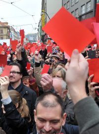 Tisíce lidí na pražské Národní třídě vystavily v listopadu 2014 prezidentovi červenou kartu