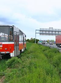 Tramvaj netradičně odstavená za svodidly dálnice D1 kousek za Prahou u Čestlic vzbudila mnoho otázek