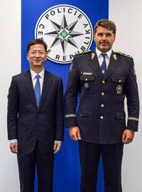 Policejní prezident Jan Švejdar s čínským velvyslancem Čang Ťien-minem