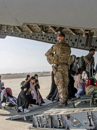 Evakuace lidí vedená britskými vojáky v Kábulu