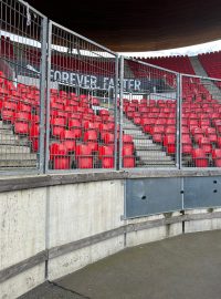 Plot před tribunou hostujících fanoušků na stadionu Slavie Praha