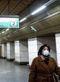 Ve stanicích pražského metra je umístěno 120 dávkovačů s desinfekcí