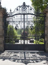 Brána do zámeckého parku v Lánech, v letním sídle prezidenta Miloše Zemana