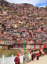 Pohled na tibetské město Larung Gar