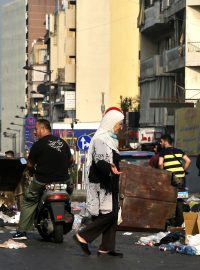Žena prochází ulicí Bejrútu po noci dalších protestů, které vyvolala hluboká ekonomická krize a zdražování potravin