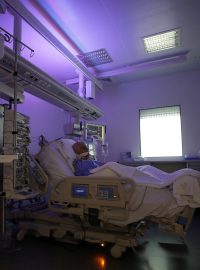 Pacient s těžkým průběhem covidu-19 v nemocnici v Marseille