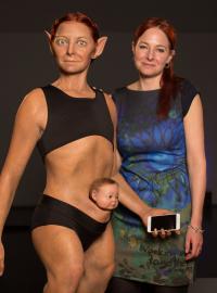 Alice Robertsová a její model po odhalení v Londýnském muzeu vědy.