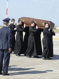 Rakev s ostatky kardinála Josefa Berana byla naložena na letišti v Římě do speciálu mířícího do Prahy.