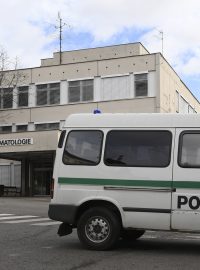 Čtyřiasedmdesátiletého pacienta, který v noci z pátku na sobotu postřelil ve Fakultní nemocnici Královské Vinohrady dva lidi, obvinili policisté z pokusu o vraždu