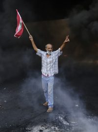 Protivládní demonstrující s libanonskou vlajkou