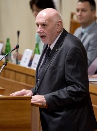 Předseda Ústavního soudu Pavel Rychetský na konferenci 26. listopadu o stavu českého soudnictví