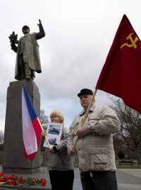 U pomníku sovětského maršála Ivana Koněva v Praze 6 se v den 122. výročí jeho narození sešlo zhruba 60 jeho příznivců